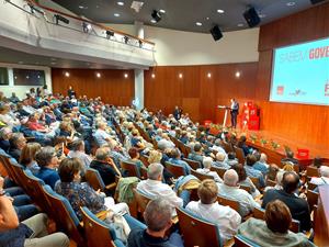 Juan Luis Ruiz rep el suport d’en Salvador Illa en l’acte central de campanya del PSC a Vilanova i la Geltrú . PSC