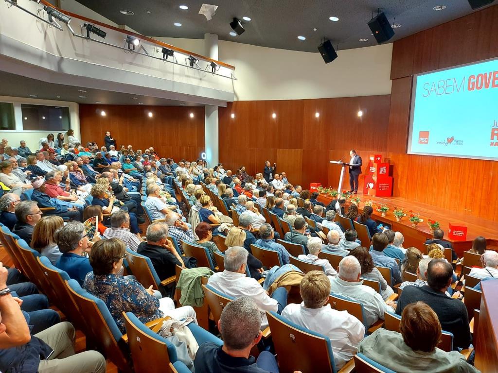 Juan Luis Ruiz rep el suport d’en Salvador Illa en l’acte central de campanya del PSC a Vilanova i la Geltrú . PSC