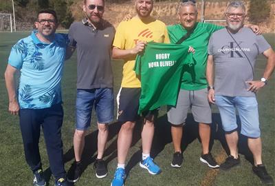 La directiva del CE Nova Olivella amb el seleccionador català de rugbi touch. Eix