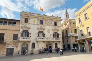 La Junta Electoral ordena la retirada dels símbols independentistes de la façana de l’Ajuntament de Vilafranca. ACN