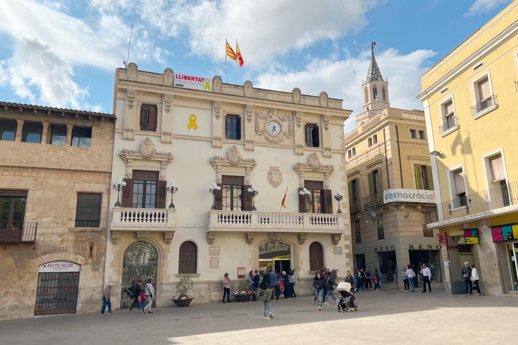 La Junta Electoral ordena la retirada dels símbols independentistes de la façana de l’Ajuntament de Vilafranca. ACN