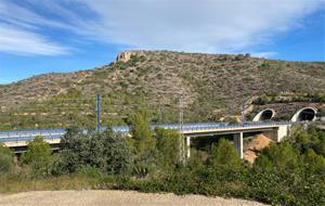 La línia de l'AVE al seu pas per la urbanització de Mas Borras. Eix