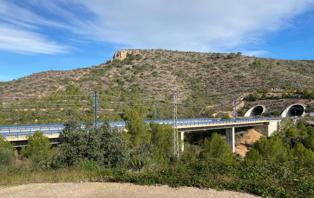 La línia de l'AVE al seu pas per la urbanització de Mas Borras. Eix