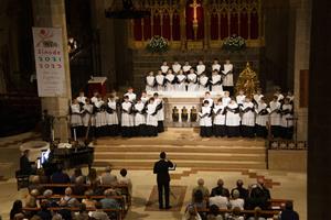 La parròquia de Sant Pere de Ribes estrena la nova il·luminació amb un concert de l'escolania de Montserrat