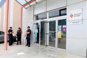 La Policia Nacional escorcolla dependències de l’Ajuntament de Sitges. ACN