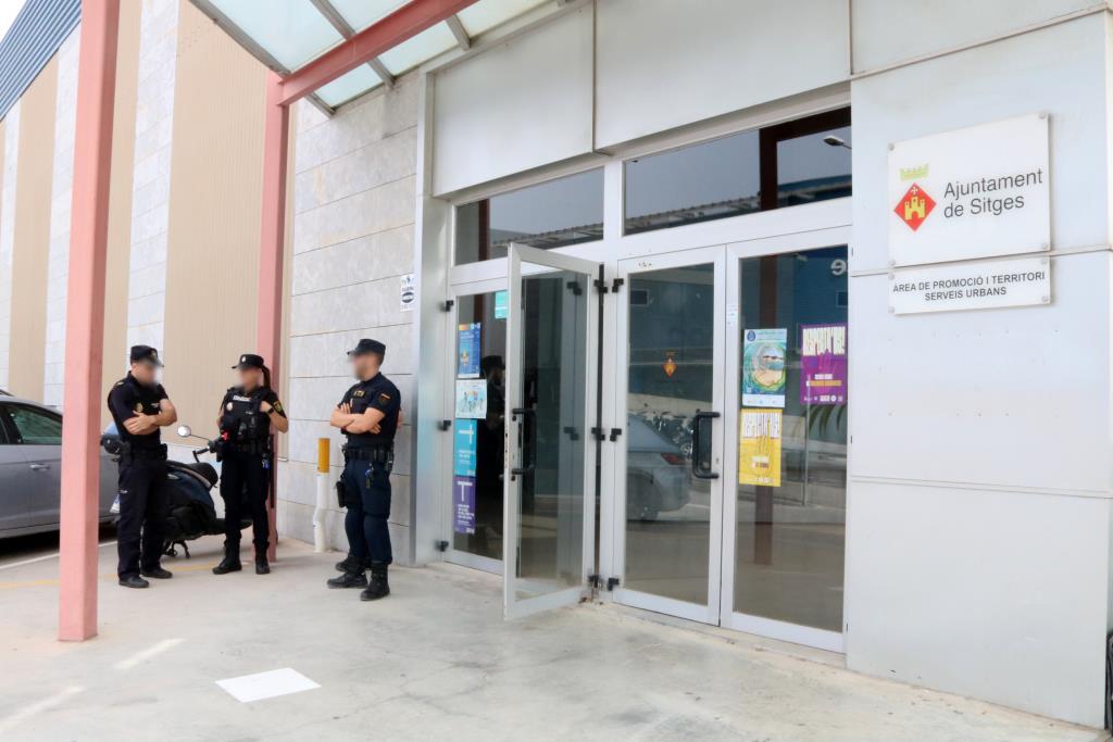 La policia nacional espanyola fa un registre a les dependències municipals de l'Ajuntament de Sitges ubicades al polígon Les Pruelles. ACN
