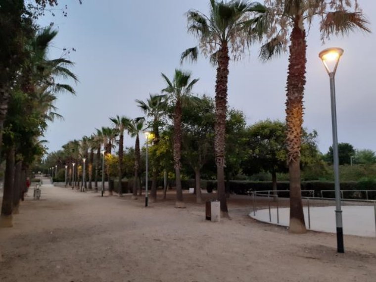 La renovació de l'enllumenat avança amb canvis de bombetes al parc de la Quadra d'Enveja i la plaça del Mercat. Ajuntament de Vilanova