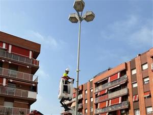 La renovació de l'enllumenat avança amb canvis de bombetes al parc de la Quadra d'Enveja i la plaça del Mercat