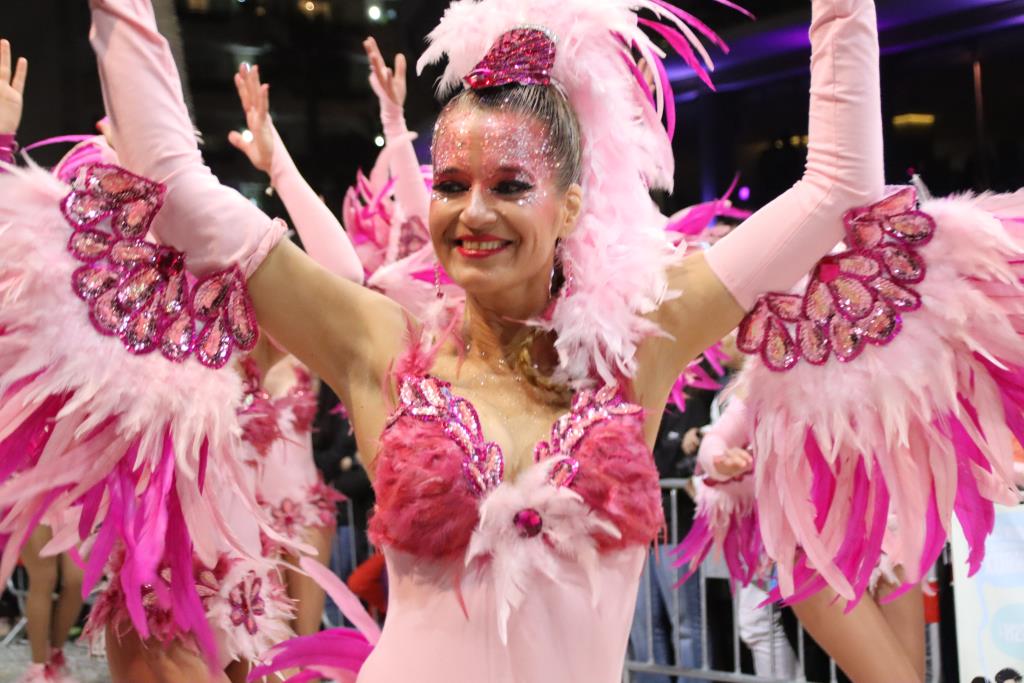 La Rua de la Disbauxa omple de festa i color els carrers de Sitges amb una quarantena de carrosses i 2.000 participants. ACN