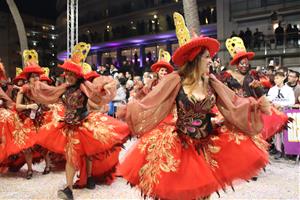 La Rua de la Disbauxa omple de festa i color els carrers de Sitges amb una quarantena de carrosses i 2.000 participants