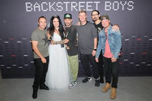 La vilanovina Patricia Jiménez recull firmes perquè Backstreet Boys sigui premiat amb “Els 40 Music Awards 2023”. EIX