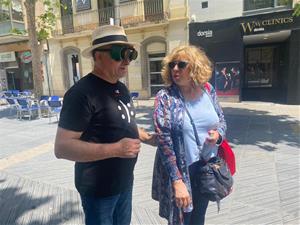 L’actor Toni Albà camina amb bastó i dina a cegues amb l'ONCE. ONCE