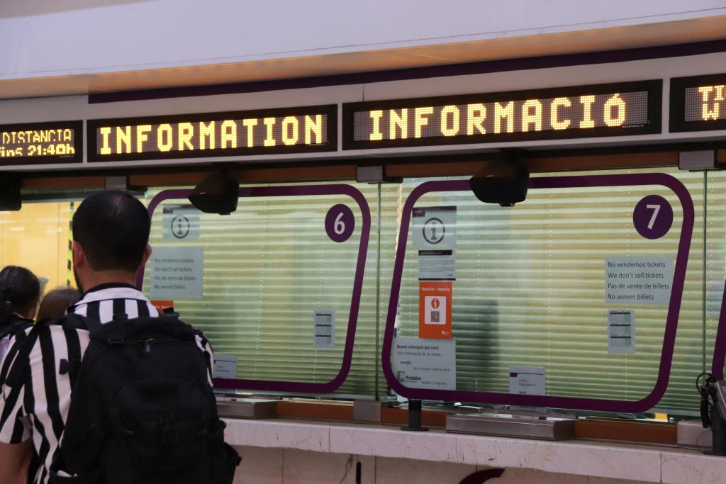 L'Agència Catalana de Consum posa inspectors a Sants per vigilar si Renfe informa correctament de les incidències a l'R2. ACN