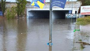 L'aiguat talla els passos sota la via de Vilanova i obliga a suspendre la regata . Ajuntament de Vilanova