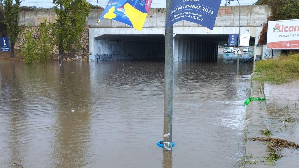 L'aiguat talla els passos sota la via de Vilanova i obliga a suspendre la regata . Ajuntament de Vilanova