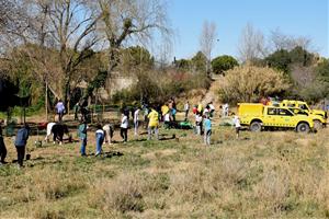 L’Ajuntament de Vilafranca lliura ampolles reomplibles per als voluntaris de l’ADF 315 La Carrerada. Ajuntament de Vilafranca