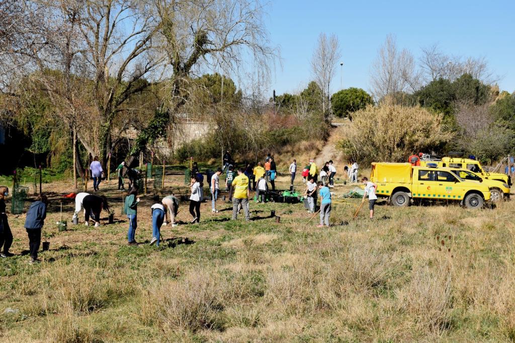 L’Ajuntament de Vilafranca lliura ampolles reomplibles per als voluntaris de l’ADF 315 La Carrerada. Ajuntament de Vilafranca