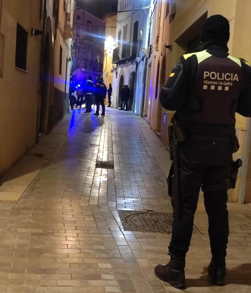 Operació policial conjunta a La Geltrú amb una quinzena de denunciats i un centenar d'identificats. Mossos d'Esquadra