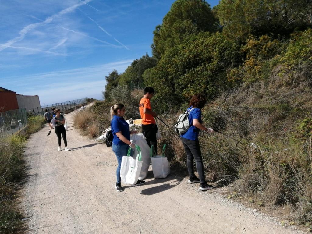 L’alumnat de l’IES Benaprès i l’Escola Pia obre la setmana Clean Up Europe a Sitges. Ajuntament de Sitges