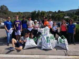L’alumnat de l’IES Benaprès i l’Escola Pia obre la setmana Clean Up Europe a Sitges
