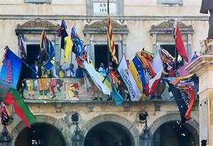 Les banderes, saludant des del balcó de l'ajuntament. Josep Maria Ràfols