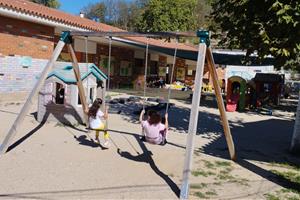 Les famílies d’una escola rural de l’Alt Penedès denuncien falta de personal i males condicions del centre. ACN