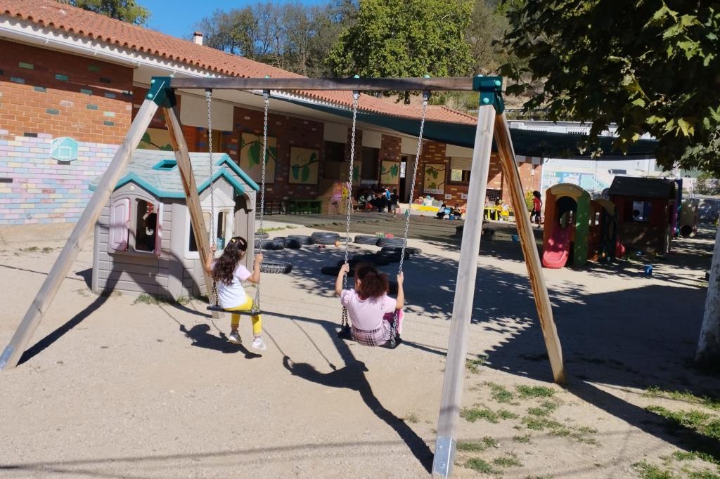 Les famílies d’una escola rural de l’Alt Penedès denuncien falta de personal i males condicions del centre. ACN
