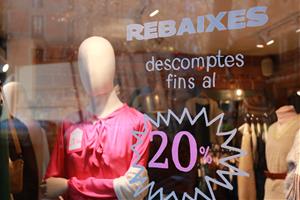 Les rebaixes arriben desdibuixades pel 'Black Friday' i les ofertes en línia, però amb els estocs com a gran atractiu. ACN