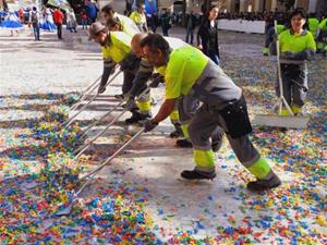 Les temperatures moderades compliquen la retirada dels caramels de Les Comparses. Ajuntament de Vilanova