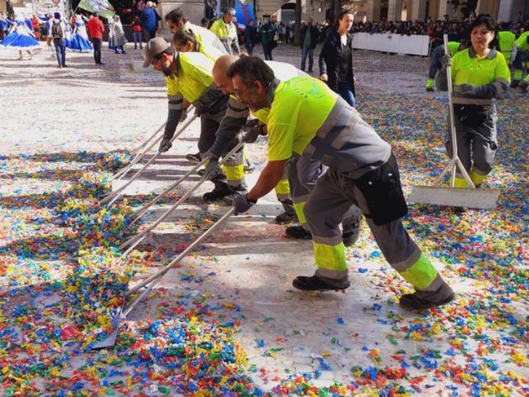 Les temperatures moderades compliquen la retirada dels caramels de Les Comparses. Ajuntament de Vilanova