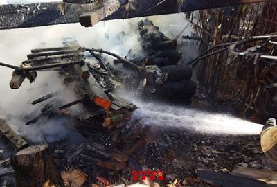 L'incendi d'uns esbarzers crema la caseta d'un hort a Vilanova i la Geltrú. Bombers