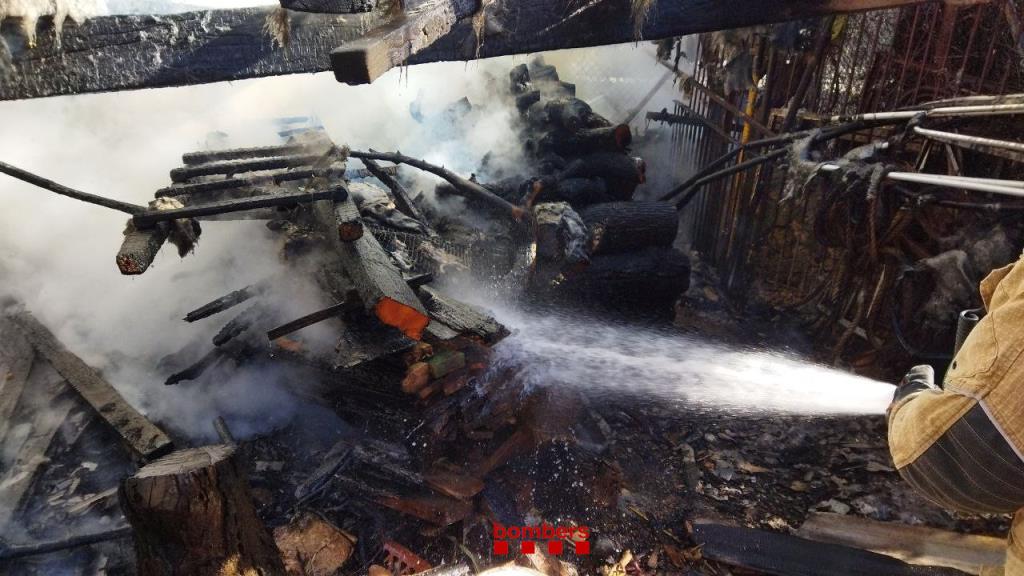 L'incendi d'uns esbarzers crema la caseta d'un hort a Vilanova i la Geltrú. Bombers