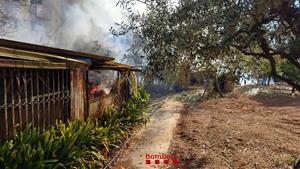 L'incendi d'uns esbarzers crema la caseta d'un hort a Vilanova i la Geltrú