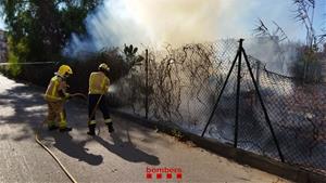 L'incendi d'uns esbarzers crema la caseta d'un hort a Vilanova i la Geltrú