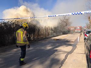 L'incendi d'uns esbarzers crema la caseta d'un hort a Vilanova i la Geltrú