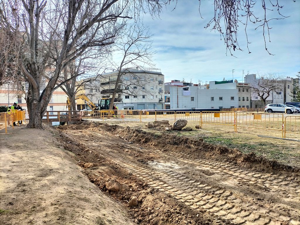 L’inici d’obres del pluvial del parc Rafael Alberti dona pas a un nou aparcament a les Roquetes. Ajt Sant Pere de Ribes