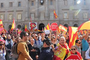 Manifestants contra l'amnistia es concentren a plaça Sant Jaume amb banderes espanyoles. ACN / Maria Asmarat