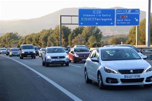 Marxa lenta de vehicles a la C32. ACN / Albert Segura