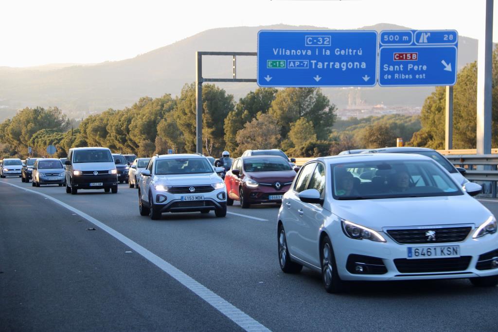 Marxa lenta de vehicles a la C32. ACN / Albert Segura