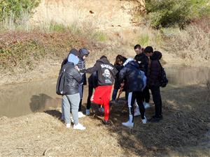 Més de 200 alumnes dels instituts Montgròs i Can Puig participen en un projecte per cuidar la riera de Ribes 