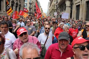 Més de 2.000 persones es manifesten pel centre de Barcelona per reclamar millors salaris. ACN