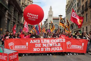 Més de 2.000 persones es manifesten pel centre de Barcelona per reclamar millors salaris