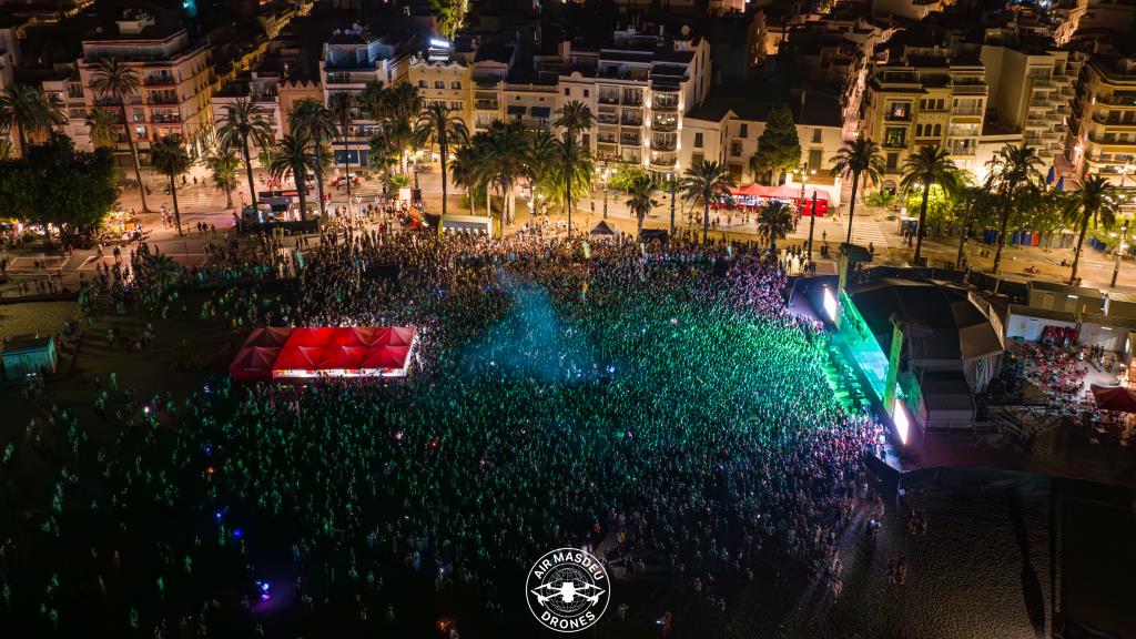 Més de 30.000 persones assisteixen al 10è aniversari de les Barraques de Sitges. Air Masdeu Drones
