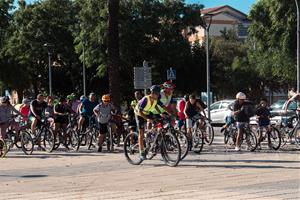 Més de 350 persones participen en la bicicletada i passejada popular pel nou camí que uneix Ribes i les Roquetes