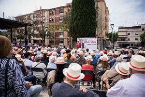 Més de 400 persones omplen la plaça Llobregat de Les Roquetes per conèixer el programa de govern i la candidatura socialista. PSC