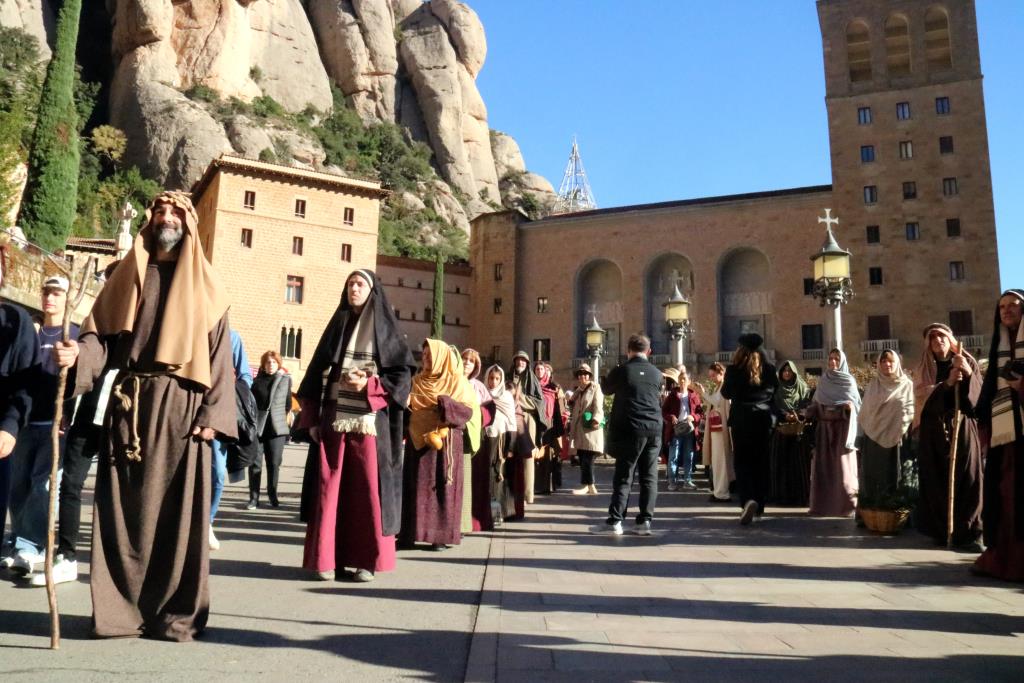 Més de 900 figurants d'arreu del país protagonitzen un pessebre vivent gegant a Montserrat . ACN