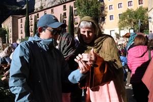 Més de 900 figurants d'arreu del país protagonitzen un pessebre vivent gegant a Montserrat 