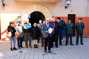 Més de mig centenar de persones condemnen el feminicidi a Pontons amb un minut de silenci