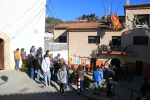 Més de mig centenar de persones condemnen el feminicidi a Pontons amb un minut de silenci