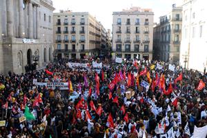 Milers de sanitaris i docents es manifesten pel centre de Barcelona per reclamar millores en els serveis públics. ACN